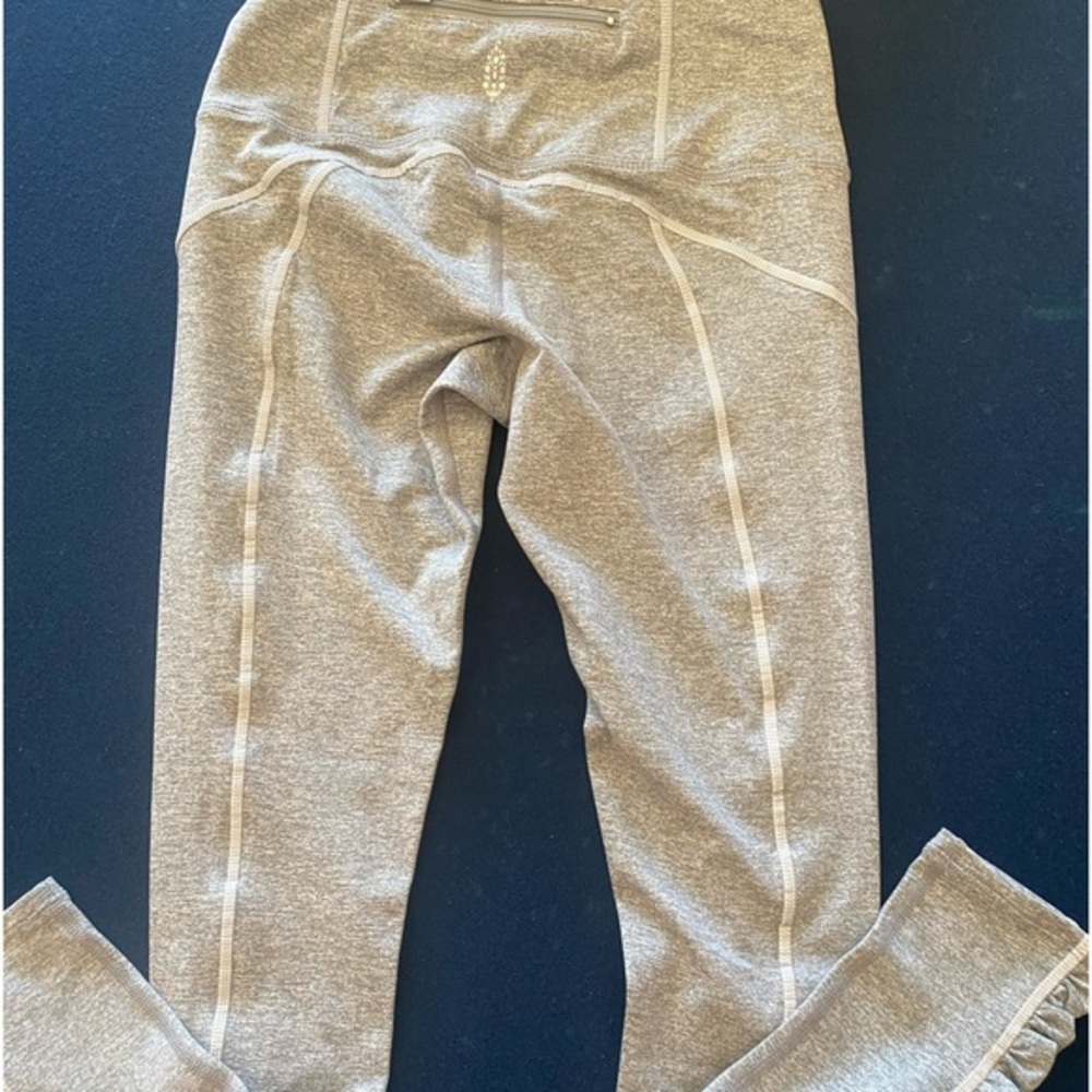 FREE PEOPLE MOVEMENT leggings w/ white top stitching & zipper pocket @ waist!NEW